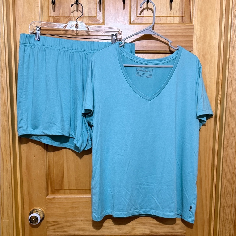Eddie Bauer Sea-Foam Green V-Neck Woman’s Short Pajama Set, Size XL.